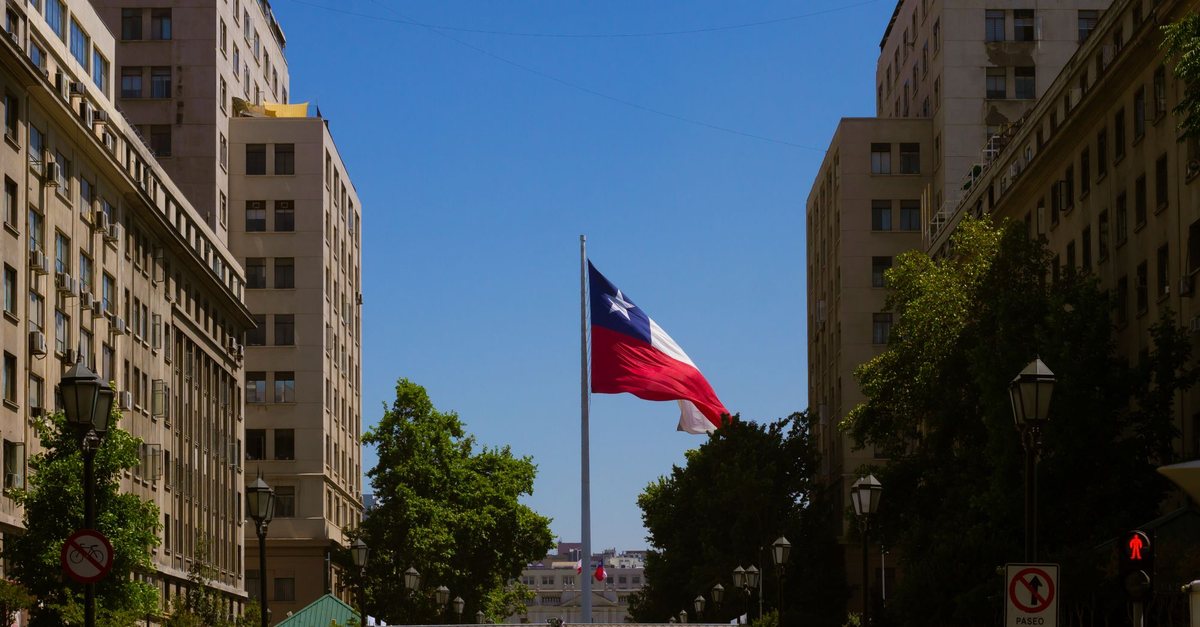 Bandera de Chile flameando entre los edificios públicos del Barrio Cívico de Santiago