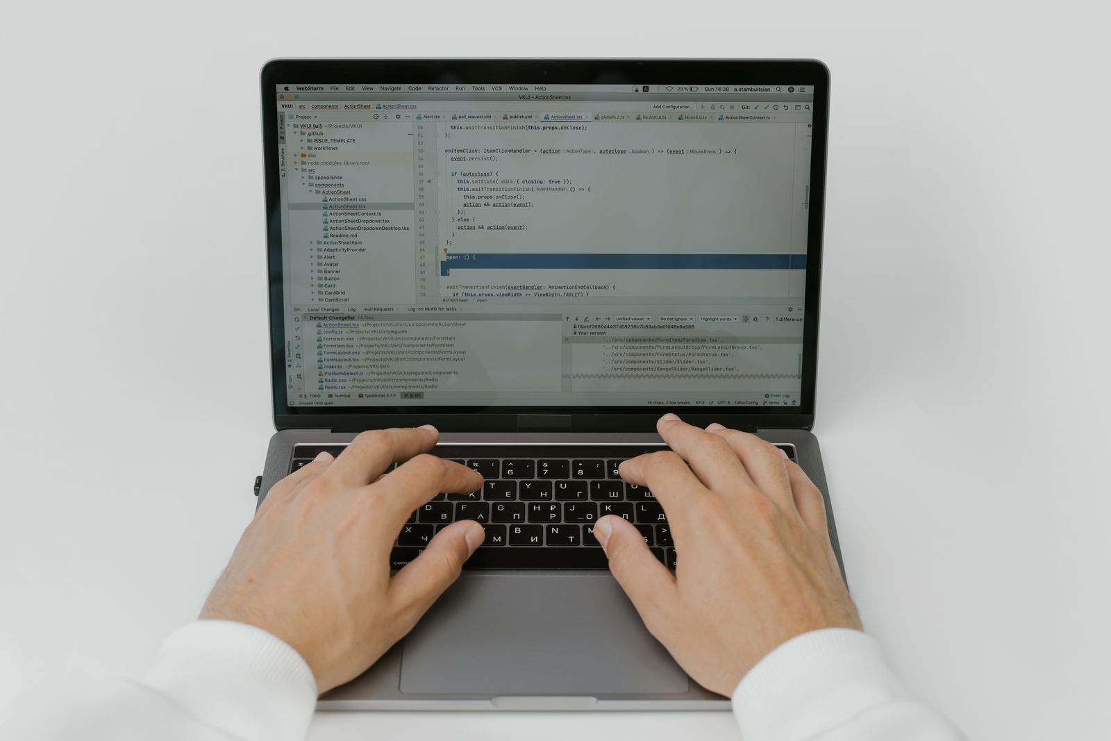 Desarrollador trabajando en la modernización de un software legacy en una empresa en Chile