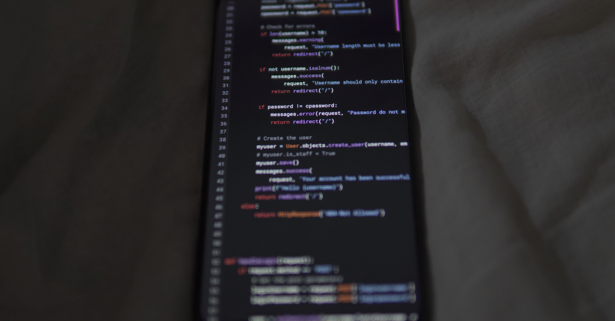 Desarrollador trabajando en una aplicación móvil para iOS y Android