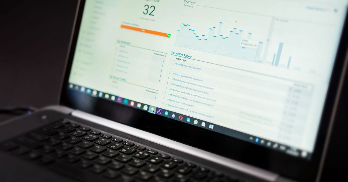 Notebook mostrando un panel de monitoreo con las métricas de un sitio web en tiempo real
