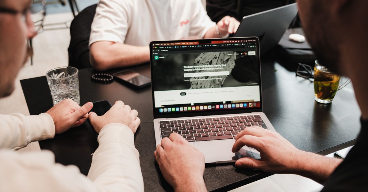 Equipo de desarrollo trabajando en la primera versión de un producto digital
