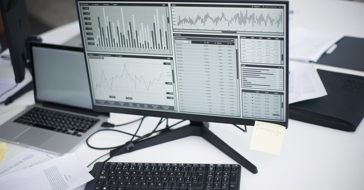 Pantalla de sistema ERP con datos de gestión empresarial y gráficos de operaciones