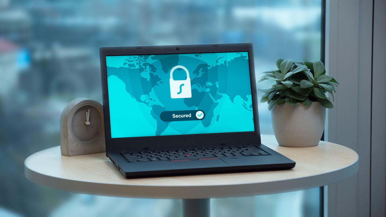 Computador con candado de seguridad, representando el cumplimiento de la Ley 21.719 de protección de datos en empresas de Chile