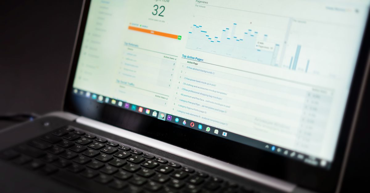 Comparación entre software a medida y plataformas SaaS en una pizarra de estrategia